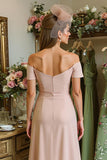 Vestido midi fruncido con hombros descubiertos de color rosa polvoriento para madre de novia