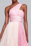 Vestido largo formal de gasa rosa con un hombro y pliegues