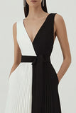 Vestido Formal Largo de Línea A con Cuello en V Plisado en Blanco y Negro