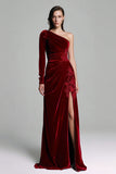 Vestido formal de terciopelo burdeos con apliques de un solo hombro