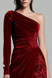 Vestido formal de terciopelo burdeos con apliques de un solo hombro