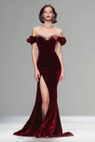 Vestido Formal Largo de Terciopelo Burdeos Brillante con Hombros Descubiertos