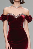 Vestido Formal Largo de Terciopelo Burdeos Brillante con Hombros Descubiertos