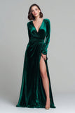 Vestido Formal Largo de Terciopelo Verde A con Escote en V y Abertura
