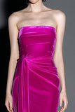 Vestido formal sin tirantes de terciopelo sirena fucsia con fajín
