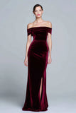Vestido formal de terciopelo burdeos con hombros descubiertos y abertura