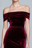 Vestido formal de terciopelo burdeos con hombros descubiertos y abertura