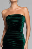 Vestido formal de terciopelo sin tirantes verde oscuro con abertura