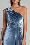 Vestido formal de terciopelo azul polvoriento de un hombro con abertura