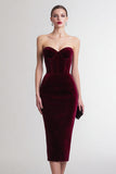 Vestido formal ajustado de terciopelo sin tirantes burdeos