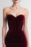 Vestido formal ajustado de terciopelo sin tirantes burdeos