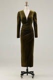 Vestido Largo Formal de Terciopelo Fruncido con Cuello en V y Tubo de Oliva con Abertura