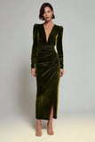 Vestido Largo Formal de Terciopelo Fruncido con Cuello en V y Tubo de Oliva con Abertura