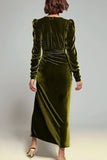 Vestido Largo Formal de Terciopelo Fruncido con Cuello en V y Tubo de Oliva con Abertura