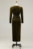 Vestido Largo Formal de Terciopelo Fruncido con Cuello en V y Tubo de Oliva con Abertura