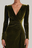 Vestido formal de terciopelo oliva con cuello en V y mangas largas