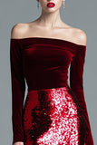 Vestido largo formal de terciopelo con hombros descubiertos y vaina burdeos