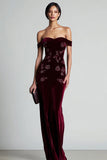 Vestido Largo Formal de Terciopelo Burdeos con Hombros Descubiertos