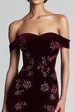 Vestido Largo Formal de Terciopelo Burdeos con Hombros Descubiertos