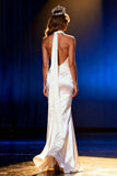 Vestido largo de sirena halter de satén blanco con capa