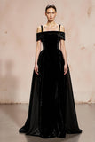 Vestido largo formal de terciopelo negro con hombros descubiertos