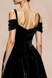 Vestido largo formal de terciopelo negro con hombros descubiertos