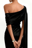 Vestido formal negro de un hombro con tren de barrido y capa lateral