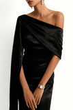 Vestido formal negro de un hombro con tren de barrido y capa lateral