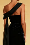 Vestido de noche largo plisado de sirena de un solo hombro negro con abertura