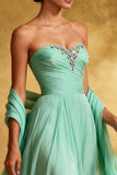 Vestido de noche largo plisado de gasa verde menta sin tirantes con una línea A