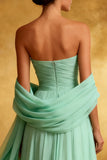 Vestido de noche largo plisado de gasa verde menta sin tirantes con una línea A