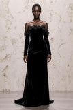 Vestido formal de terciopelo negro con hombros descubiertos y mangas largas