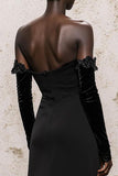 Vestido formal de terciopelo negro con hombros descubiertos y mangas largas