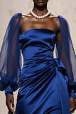 Vestido formal fruncido de satén azul real con mangas largas