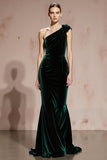 Vestido largo formal de sirena de terciopelo de un hombro verde oscuro
