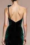 Vestido largo formal de sirena de terciopelo de un hombro verde oscuro