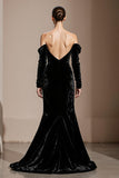 Vestido largo formal de sirena de terciopelo con hombros descubiertos en negro