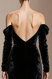 Vestido largo formal de sirena de terciopelo con hombros descubiertos en negro