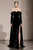 Vestido Formal Largo de Terciopelo Negro con Hombros Descubiertos y Abertura