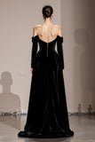 Vestido Formal Largo de Terciopelo Negro con Hombros Descubiertos y Abertura