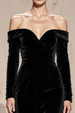 Vestido formal de terciopelo negro con hombros descubiertos de manga larga