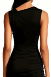 Vestido negro pequeño con cuello asimétrico fruncido ajustado