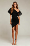 Vestido negro ajustado con volantes altos y bajos