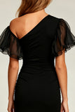 Vestido negro ajustado con volantes altos y bajos