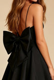 Mini vestido de tirantes finos negros A Line con lazo