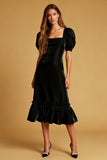 Vestido midi de terciopelo sirena con cuello cuadrado negro