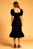 Vestido midi de terciopelo sirena con cuello cuadrado negro