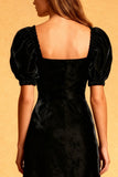 Vestido midi de terciopelo sirena con cuello cuadrado negro