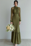 Vestido de dama de honor con volantes y cuello alto en oliva con mangas largas