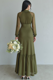 Vestido de dama de honor con volantes y cuello alto en oliva con mangas largas